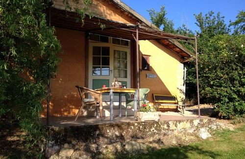 Labastide-Paumes Apartment | Romantic farmhouse apartment for 2