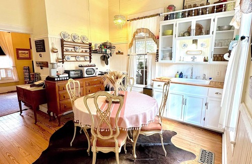 Chappell Hill Cottage | Romantic Farmhouse - Pond - Fenced - Private - 8 Miles to Brenham