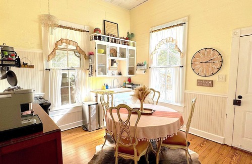 Chappell Hill Cottage | Romantic Farmhouse - Pond - Fenced - Private - 8 Miles to Brenham