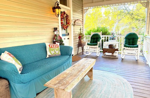 Chappell Hill Cottage | Romantic Farmhouse - Pond - Fenced - Private - 8 Miles to Brenham