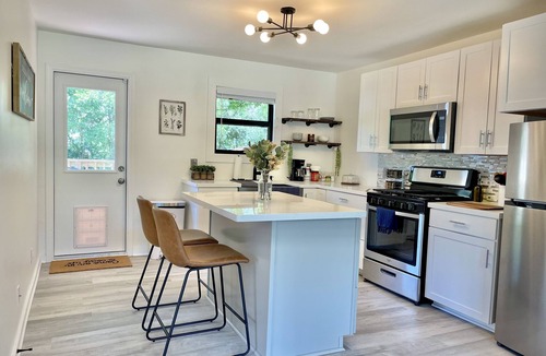 San Marcos House | Romantic Farmhouse w hot tub, DT SM 5 min