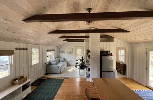 Town Hill Cabin | Romantic Forest Cabin - private, near everything