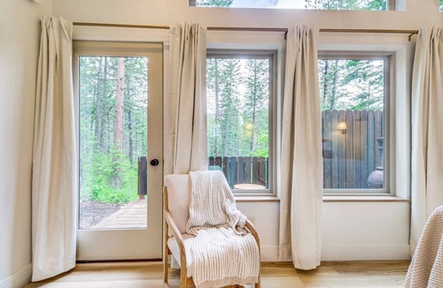 Polson Apartment | Romantic Forest Cabin by Flathead Lake