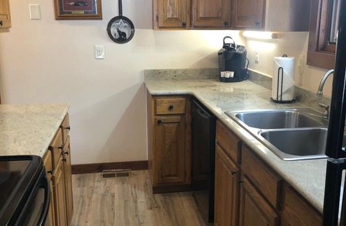 Divide Cabin | Romantic Forest Hideaway, Hot Tub, WiFi, near Attractions & Breweries!