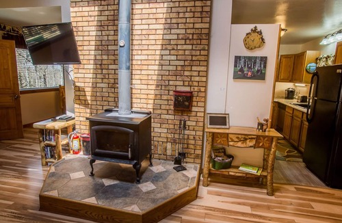 Divide Cabin | Romantic Forest Hideaway, Hot Tub, WiFi, near Attractions & Breweries!