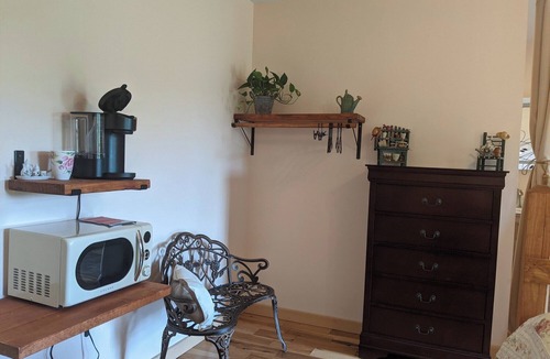 Whitley City Apartment | Romantic Garden Suite with Jacuzzi & Pasture Views at Beulah Farm