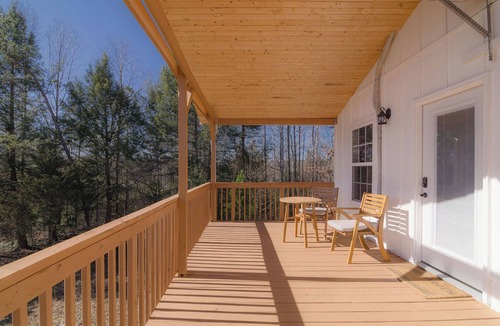 Whitley City Apartment | Romantic Garden Suite with Jacuzzi & Pasture Views at Beulah Farm