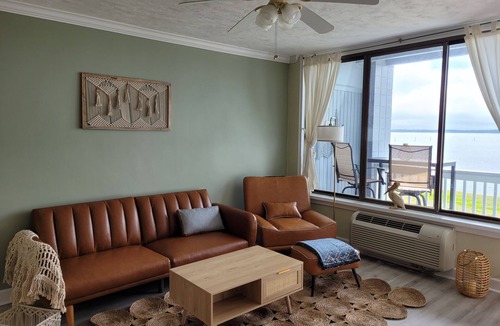 Panacea Apartment | romantic get away for 2 right on the Ochlockonee river