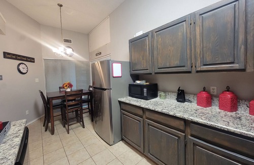 Fort Worth House | Romantic Get-Away Located Central to Shopping, Dining & Entertainment!