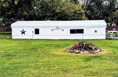 Will County House | Romantic getaway. 38 mins from Chicago. Hot tub!