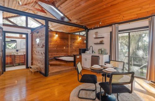Kissimmee House | Romantic Getaway Cabin with Jacuzzi