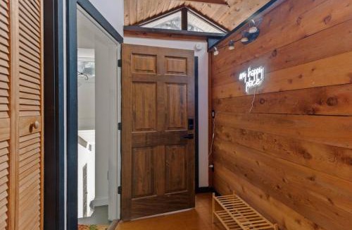 Kissimmee House | Romantic Getaway Cabin with Jacuzzi