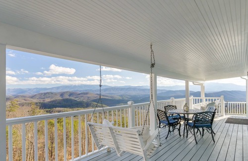 Sevierville Cabin | Romantic Getaway | Dog-Friendly | Hot Tub