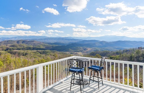 Sevierville Cabin | Romantic Getaway | Dog-Friendly | Hot Tub