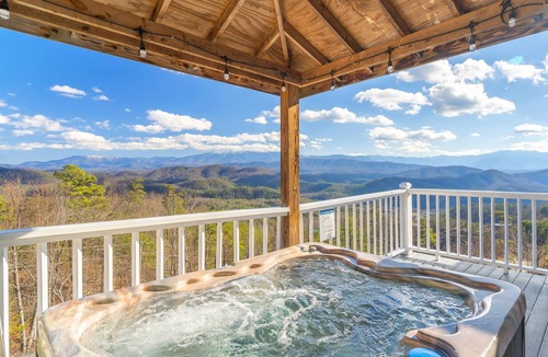 Sevierville Cabin | Romantic Getaway | Dog-Friendly | Hot Tub