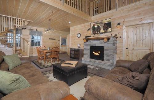 Sevierville Cabin | Romantic Getaway❤️ Fabulous Views 2 Beds 2 Baths