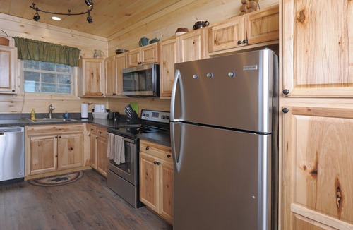 Sevierville Cabin | Romantic Getaway❤️ Fabulous Views 2 Beds 2 Baths