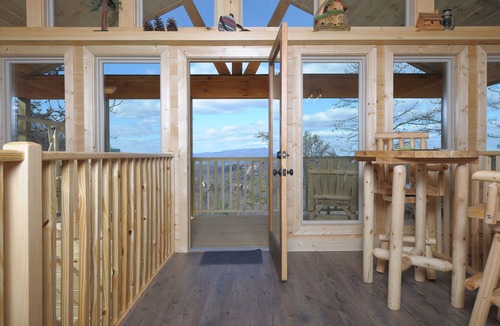 Sevierville Cabin | Romantic Getaway❤️ Fabulous Views 2 Beds 2 Baths