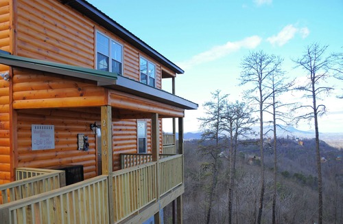 Sevierville Cabin | Romantic Getaway❤️ Fabulous Views 2 Beds 2 Baths