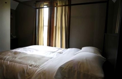 Comber House | Romantic Getaway for Two with Hot Tub near Lakeshore, Ontario