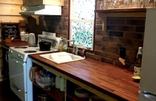 McKellar Cabin | Romantic Getaway in a Tiny Cabin in McKellar, Ontario