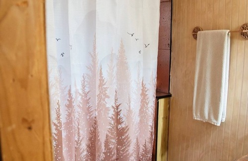 Celeste Bed & Breakfast | Romantic getaway in the trees. Enjoy your stay in a majestic oak treehouse