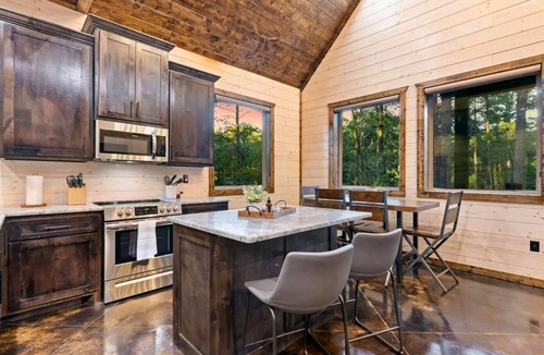 Pickens Cabin | Romantic Getaway, Modern Cabin, Fire Pit & Hot Tub
