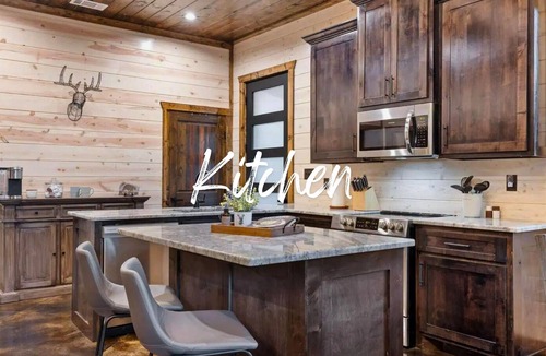 Pickens Cabin | Romantic Getaway, Modern Cabin, Fire Pit & Hot Tub