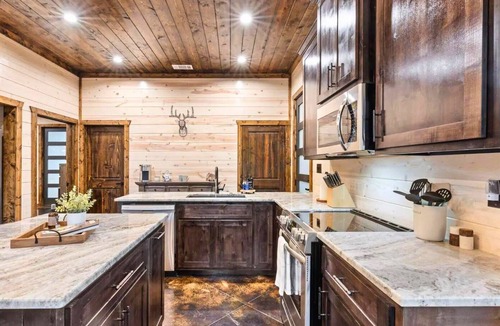 Pickens Cabin | Romantic Getaway, Modern Cabin, Fire Pit & Hot Tub