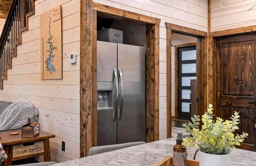 Pickens Cabin | Romantic Getaway, Modern Cabin, Fire Pit & Hot Tub