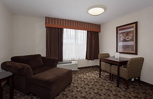 Parkrose House | Romantic Getaway! Modern Unit, Pool and Parking