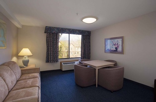 Parkrose House | Romantic Getaway! Modern Unit, Pool and Parking