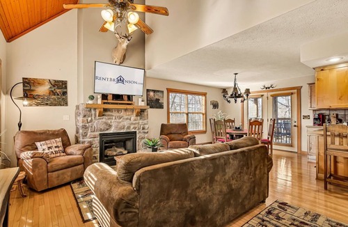 Reeds Spring Cabin | Romantic Getaway Near Silver Dollar City with Free Tickets & Onsite Golf Course