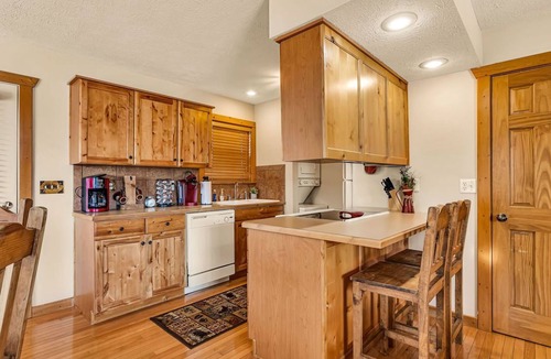 Reeds Spring Cabin | Romantic Getaway Near Silver Dollar City with Free Tickets & Onsite Golf Course
