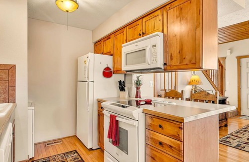 Reeds Spring Cabin | Romantic Getaway Near Silver Dollar City with Free Tickets & Onsite Golf Course