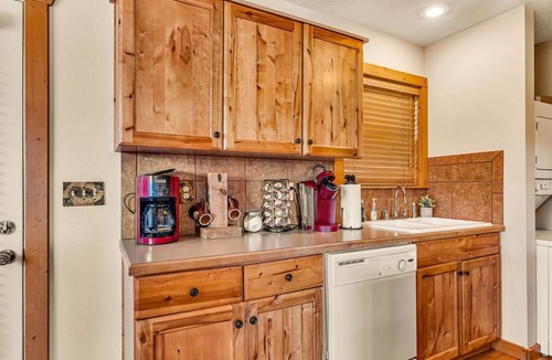 Reeds Spring Cabin | Romantic Getaway Near Silver Dollar City with Free Tickets & Onsite Golf Course