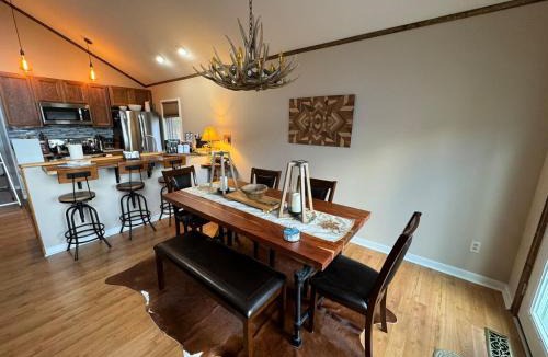 Roseland House | Romantic Getaway or Family Vacay with Mountain Views & Hot Tub