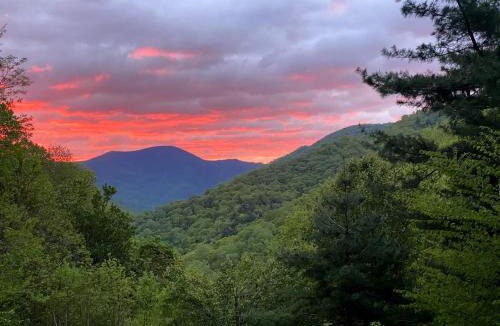 Roseland House | Romantic Getaway or Family Vacay with Mountain Views & Hot Tub