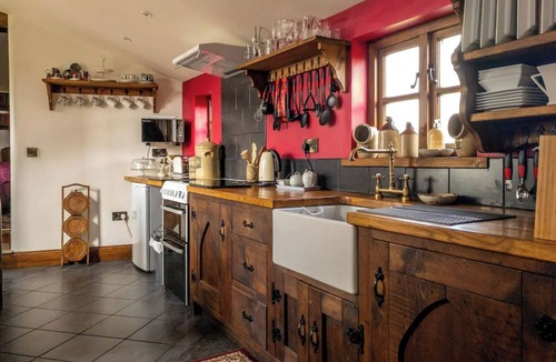 Longnor Cottage | Romantic getaway set in 5 acres.