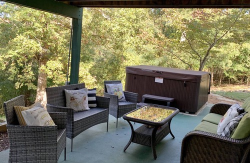 Gilbertsville House | Romantic getaway with hot tub!