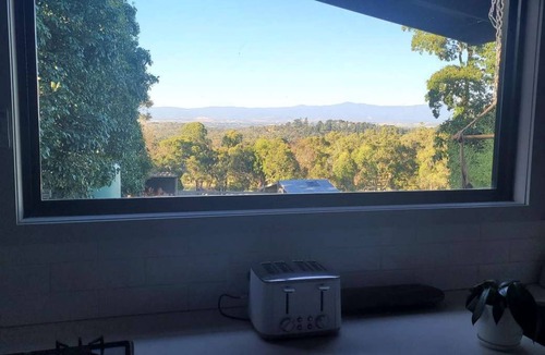 Lilydale Cabin | Romantic Getaway with Amazing Mountain Views