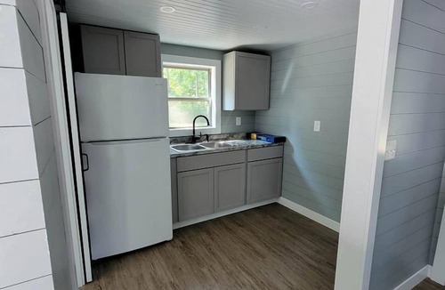 Owensville Cabin | Romantic Glamping Getaway Perfect for Quality Time with Your Partner: Cute Tiny House near Owensville, Missouri