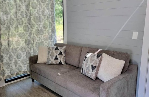 Owensville Cabin | Romantic Glamping Getaway Perfect for Quality Time with Your Partner: Cute Tiny House near Owensville, Missouri