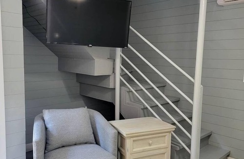 Owensville Cabin | Romantic Glamping Getaway Perfect for Quality Time with Your Partner: Cute Tiny House near Owensville, Missouri