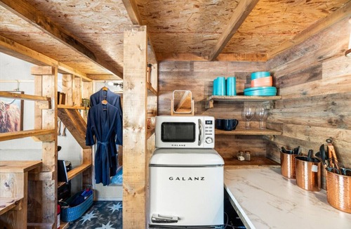 Newport House | Romantic Goat Farm Tiny House w Sauna, Outdoor Tub
