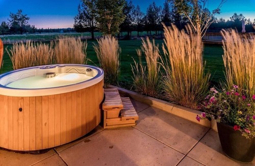 Bend House | Romantic Guest House on 20 acres - Hot tub, Wildlife, Amazing Pool, Tennis Court