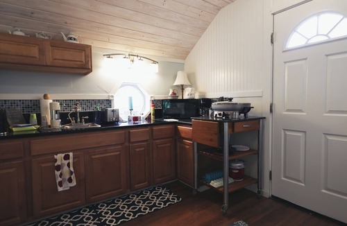Pottsboro Apartment | Romantic guest house within walking distance from Lake Texoma.