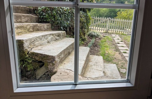 Jumilhac-le-Grand Cottage | Romantic hideaway in Jumilhac: The Nest, a riverside gem near the château