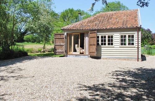 Saxmundham Cottage | Romantic hideaway for couples (and their pets.