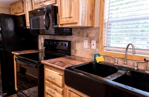 Satin Cabin | Romantic Hideaway: Glamping Bliss in a Texas Cabin near Lake Bridgeport